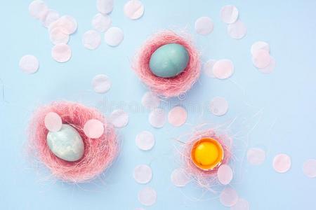 蛋黄关于破碎的鸡蛋采用鸡蛋shell和两个蓝色鸡蛋s装饰和
