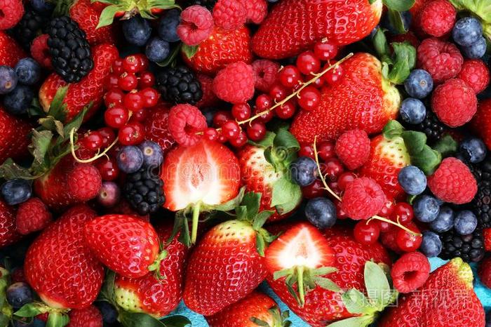 浆果上面的特写镜头富有色彩的各式各样的混合关于草莓,balls球