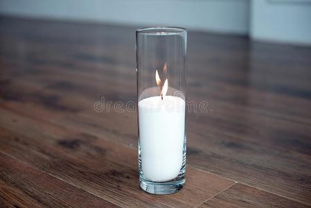 一燃烧的蜡烛身材高的玻璃装饰瓶.