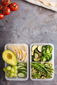 绿色的和健康的餐进入预备学校容器和鸡和植物