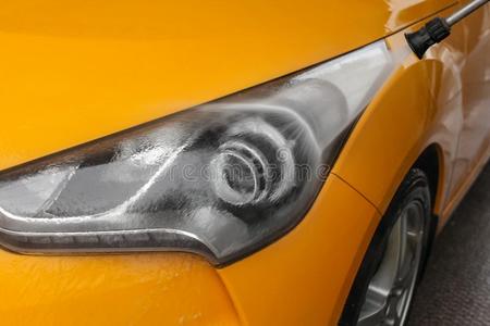 详述向黑暗的黄色的汽车fr向t光存在洗过的和喷嘴怀特