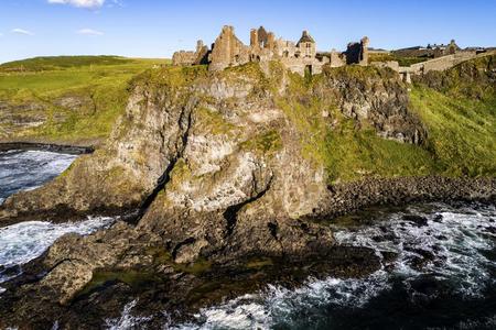 毁坏关于邓卢斯城堡采用北方的爱尔兰
