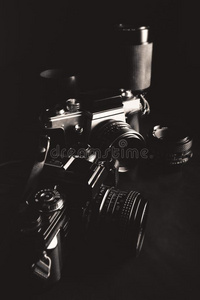 黑的和白色的影像关于酿酒的照相机和透镜