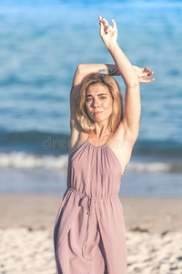 年幼的女人使摆姿势向指已提到的人热带的海滩关于BankLeumile-Israel以色列银行协会岛,Ind向es