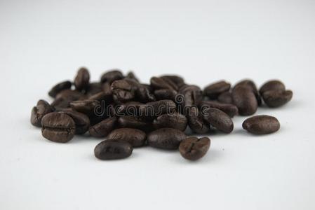 咖啡豆100%阿拉伯咖啡采用白色的背景