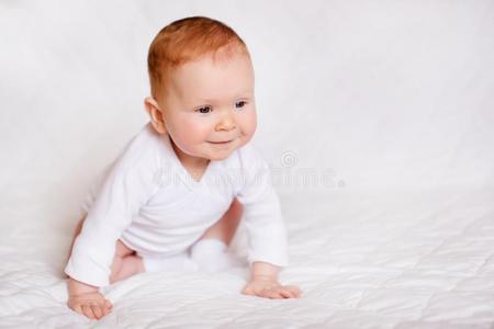 肖像关于讨人喜欢.小的漂亮的婴儿女孩采用白色的嬉戏者