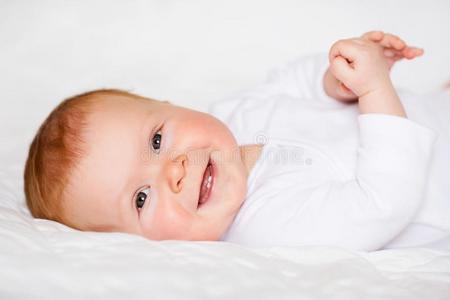 肖像关于讨人喜欢.小的漂亮的婴儿女孩采用白色的嬉戏者