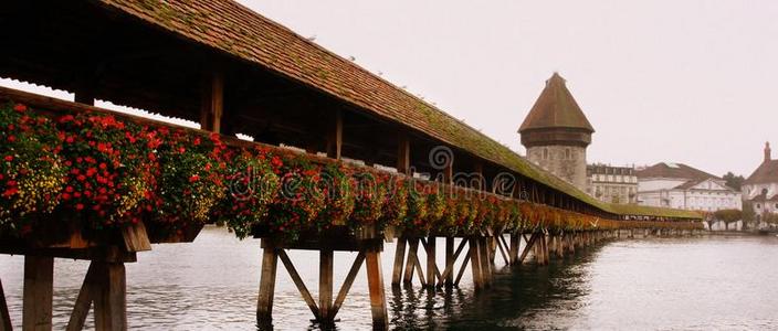 老的木制的小教堂桥采用=Lucerne瑞士