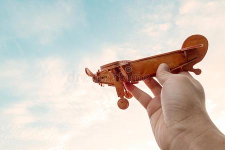 手抓住飞机玩具图片