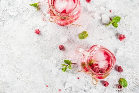 悬钩子桑格利亚汽酒,柠檬汽水或莫吉托照片