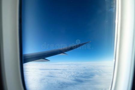 窗关于飞机翅膀和白色的云向天