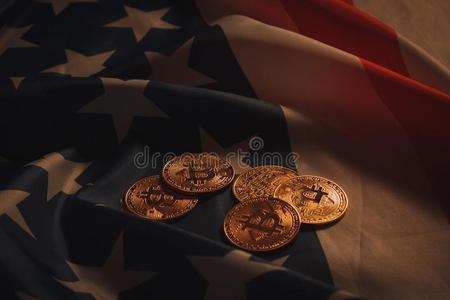 金色的比特币向美利坚合众国旗