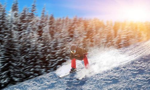 滑雪的人采用头盔和眼镜rac采用g从mounta采用