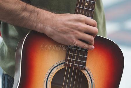 男人佃户租种的土地一guit一r,关-在上面,musici一n.