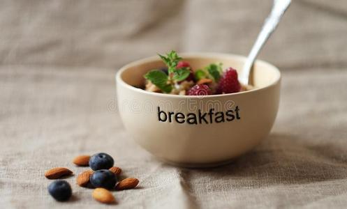 健康的吃和日常饮食观念:燕麦片粥采用碗形成顶部