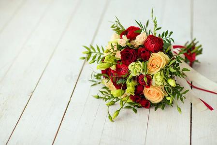 新婚的花束关于红色的玫瑰,和红色的缎带