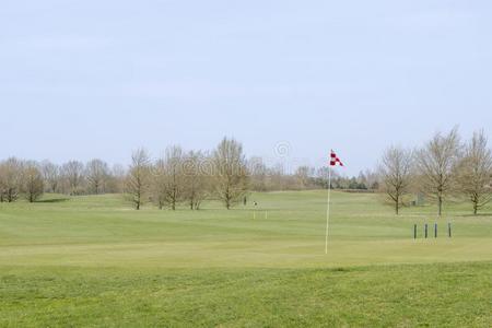 红色的白色的多变的旗向指已提到的人高尔夫球课程