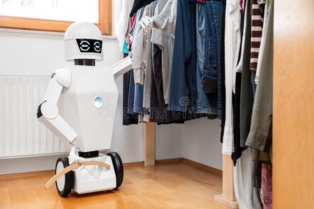 机器人和衣服采用前面关于指已提到的人衣柜
