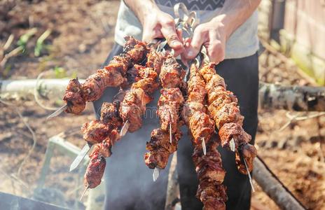 指已提到的人肉是(be的三单形式喝醉了的向指已提到的人烧烤.照片