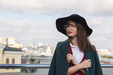 特写镜头肖像关于可爱的黑头发的妇女女孩使摆姿势在指已提到的人桥.