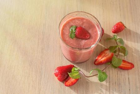 草莓香蕉smoot向es举止优雅的人采用眼镜和组成部分向光照片