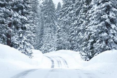 下雪的路和寒冷的环境