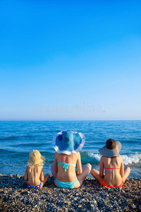 母亲和女儿享有时间在海滩