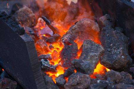 铁匠熔炉和燃烧的煤炭,工具,和灼热的热的我照片