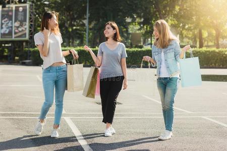 购物女人户外图片