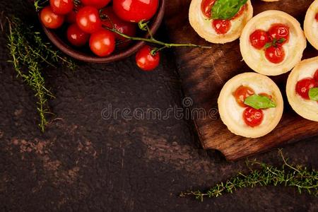 袖珍型的东西果馅饼和樱桃番茄