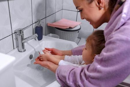 幸福的家庭-小孩和母亲洗涤h和s和肥皂采用浴缸