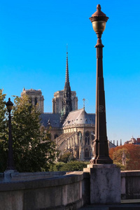 指已提到的人我们的夫人总教堂在和煦的：照到阳光的一天,巴黎,法国.