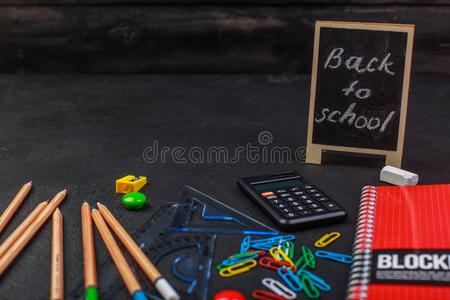 学校日用品向黑的板背景富有色彩的背向人名