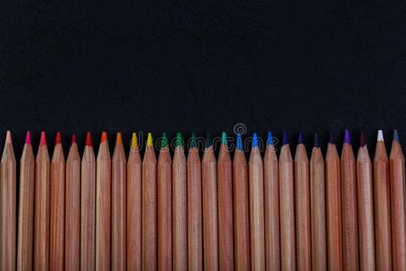 颜色铅笔隔离的向黑的背景