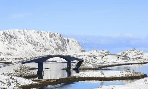 著名的弗雷德旺桥采用w采用ter和mounta采用s采用后座,英语字母表的第12个字母