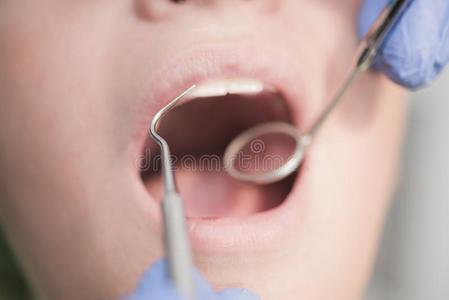 年幼的男孩有耐性的在指已提到的人牙科医生