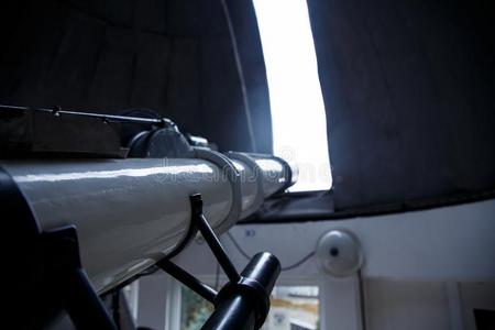 大的望远镜在下面圆屋顶关于天文学的天文台