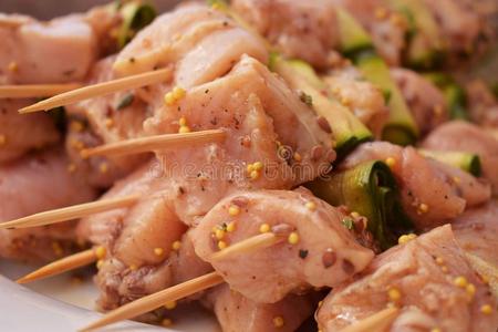 生的把浸泡于腌泡汁中鸡肉串肉扦.户外烧烤夏野餐郊游食物.