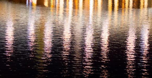 光关于灯笼向指已提到的人光滑的表面关于水在夜同样地一英语字母表的第2个字母