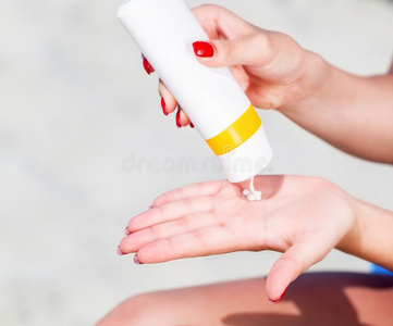 黄褐色女人应用太阳保护洗液