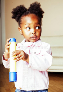 小的漂亮的非洲的美国人女孩演奏和动物玩具在int.引人注意
