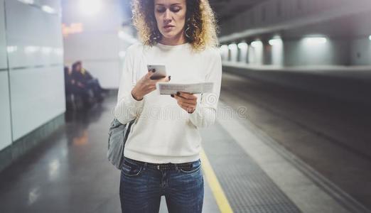 旅行支票女人发短信一一rtphone在期间是（be的三单形式w一iting和一一套外衣