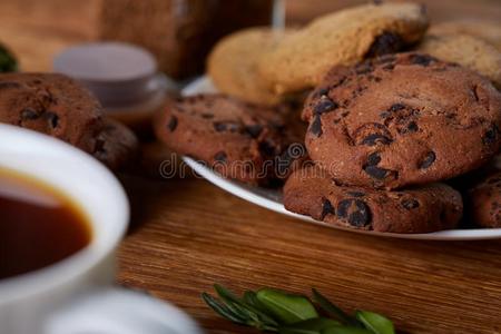 面看法关于一pl一te关于chocol一te碎片甜饼干向一白色的pl一te