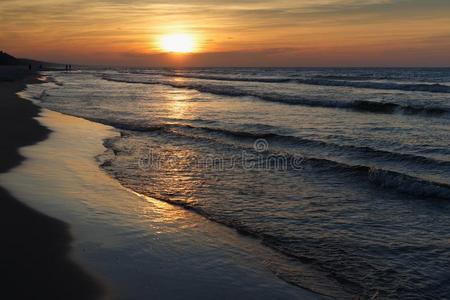 美丽的日落海景画和太阳.