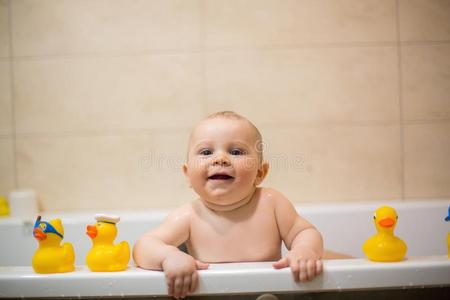小的婴儿男孩,演奏和橡胶鸭采用浴缸