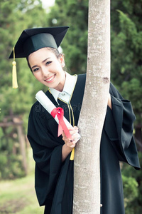 幸福的毕业了的学生女孩,祝贺-渐变教育