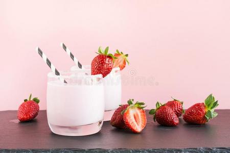 草莓奶昔和浆果向粉红色的.关在上面.夏喝.