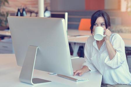 女人工作的在计算机采用一办公室