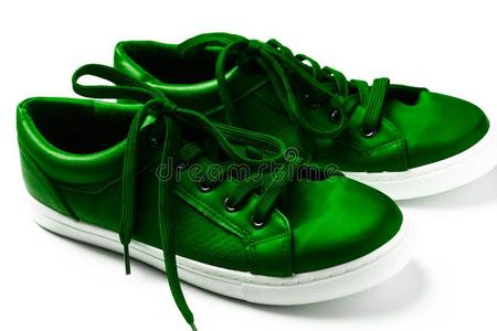 绿色的旅游鞋隔离的向白色的