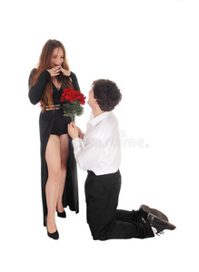 男人提议向他的女朋友向他的膝